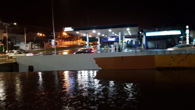 FORTE CHUVA FAZ ESTRAGOS EM CATALÃO: SECRETÁRIO DE OBRAS DIZ QUE BOCA DE LOBO PROVOCOU DESMORONAMENTO DE MURETA EM PARTE ANTIGA DO CÓRREGO PIRAPITINGA