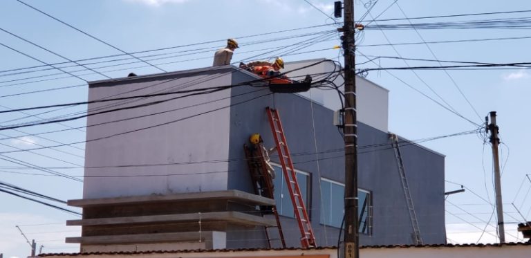 PINTOR SOFRE QUEIMADURAS APÓS LEVAR DESCARGA ELÉTRICA EM CATALÃO