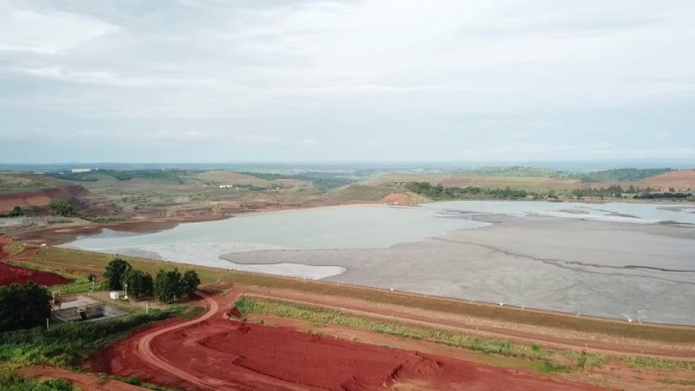 POSSIBILIDADE DE RACHADURAS EM BARRAGEM DE REJEITOS DE MINERADORA EM CATALÃO, GERA DÚVIDAS E MEDO EM TRABALHADORES E EM SEUS FAMILIARES