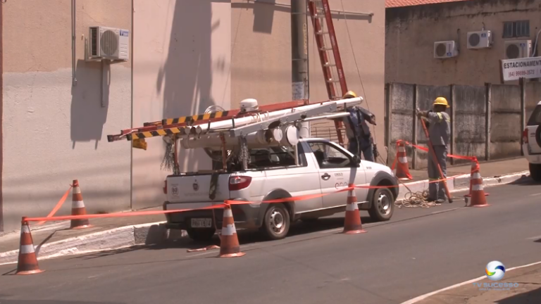 REGIÃO CENTRAL DE CATALÃO SOFRE COM QUEDAS DE ENÉRGIA ELÉTRICA; AVENIDAS RAULINA.F.PASCHOAL E FARID MIGUEL SAFATLE SÃO AS MAIS AFETADAS E COMERCIANTES ACUMULAM PREJUÍZOS