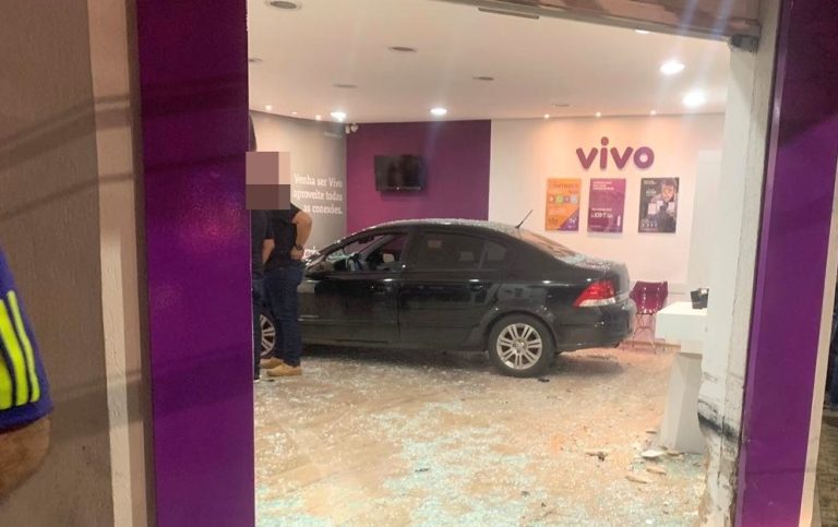 CARRO FURA SINAL VERMELHO, BATE EM OUTRO VEÍCULO, E INVADE LOJA DE CELULARES NO CENTRO DE CATALÃO; UMA MULHER E TRÊS CRIANÇAS FICARAM FERIDAS