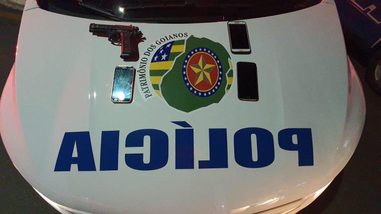 EM CATALÃO, DOIS MENORES DE IDADE FORAM PRESOS COM SIMULACRO DE ARMA DE FOGO APÓS ROUBAREM CELULARES; OUTROS DOIS HOMENS TAMBÉM FORAM PRESOS POR RECEPTAÇÃO