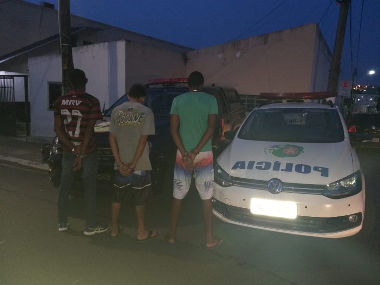 CATALÃO: ARMADOS, TRIO INVADE CASA E ROUBA CARRO DE MULHER; PM AGE RÁPIDO, RECUPERA VEÍCULO E PRENDEM ASSALTANTES