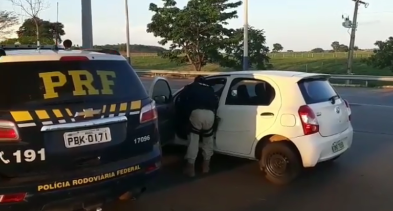 VEÍCULO COM CERCA DE R$ 24 MIL DE DÉBITOS EM MULTAS É APREENDIDO PELA PRF, EM MORRINHOS