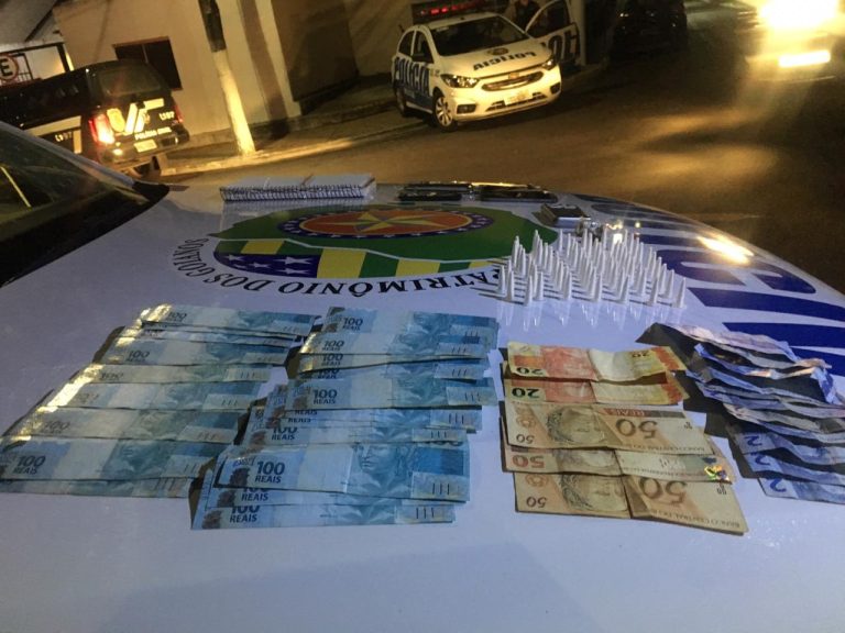 PM DE CATALÃO PRENDE HOMEM EM SANTO ANTÔNIO DO RIO VERDE E APREENDE MENOR EM CATALÃO; AMBOS SUSPEITOS POR TRÁFICO DE DROGAS