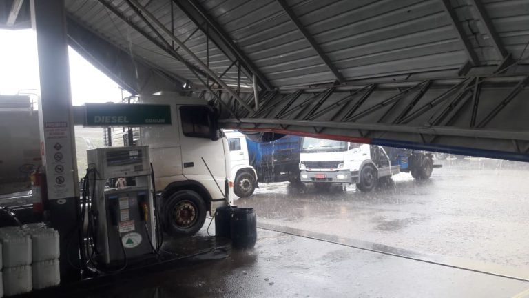 CHUVA FORTE REPENTINA EM ARAGUARI-MG, CAUSA ALAGAMENTOS E ESTRAGOS POR TODA A CIDADE; EM CATALÃO DEFESA CIVIL EMITIU NOTA DE ALERTA