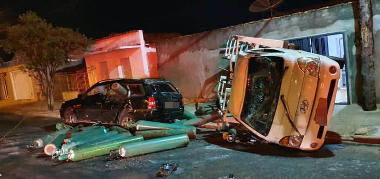 CATALÃO: CONDUTOR DE CAMINHONETE COM OXIGÊNIO PERDE O CONTROLE E BATE EM OUTROS VEÍCULOS ESTACIONADOS
