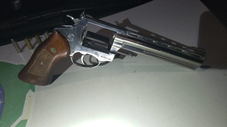 EM CATALÃO, HOMEM DE 49 ANOS DE IDADE BRIGA COM A MULHER, EFETUA DISPAROS DE ARMA DE FOGO E É PRESO PELA PM; VEJA TAMBÉM NO BLOG DO BADIINHO AS OCORRÊNCIAS DE DESTAQUES DURANTE A SEMANA