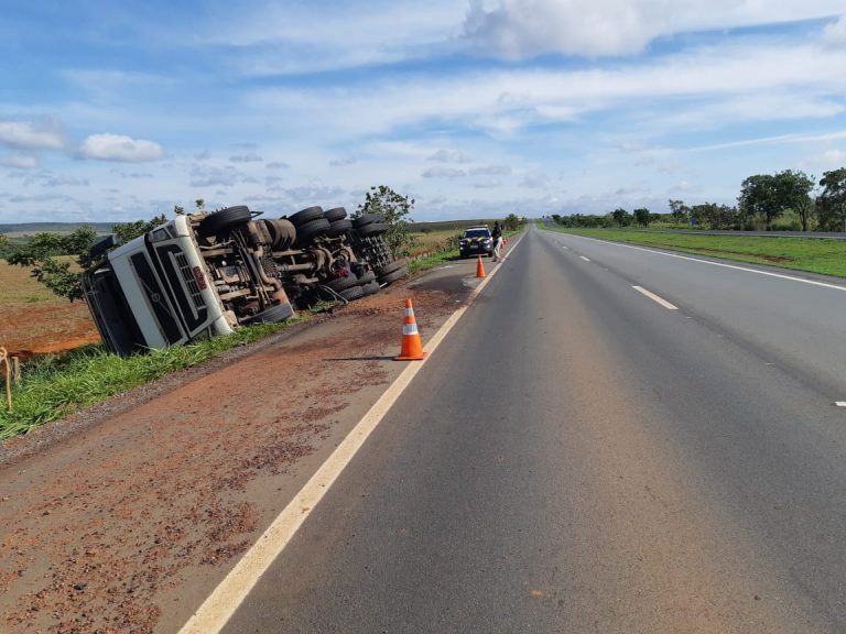 CATALÃO: CARRETA TOMBA NA BR 050
