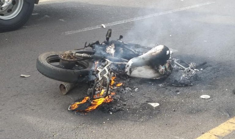 CATALÃO: MOTO PEGA FOGO APÓS COLISÃO COM VEÍCULO