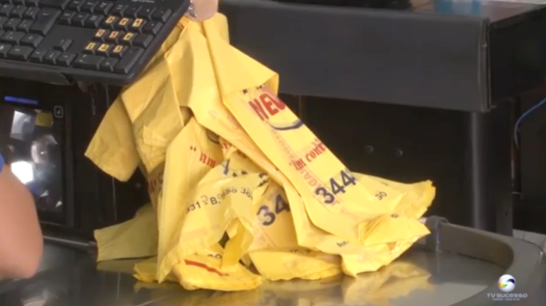 PREFEITO ADIB ELIAS SANCIONA LEI QUE PROÍBE DISTRIBUIÇÃO DE SACOLAS PLÁSTICAS EM TODOS OS ESTABELECIMENTOS COMERCIAIS DE CATALÃO