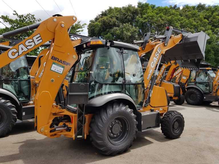 PREFEITO DE TRÊS RANCHOS, HUGO DELEON, RECEBE POR MEIO DE EMENDAS PARLAMENTARES, MAQUINÁRIOS E MICRO-ÔNIBUS; VERBA PARA CONSTRUÇÃO DE PRAÇAS TAMBÉM ESTÁ ASSEGURADA