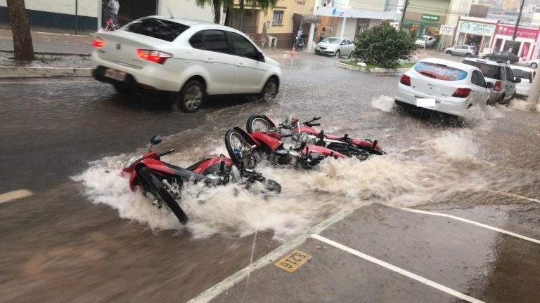 CHUVA DE ONTEM EQUIVALE A 18% EM RELAÇÃO A MÉDIA HISTÓRICA DE DEZEMBRO; PREFEITURA DE CATALÃO DIZ QUE REALIZARÁ ESTUDOS EM PONTOS CRÍTICOS DE ALAGAMENTOS