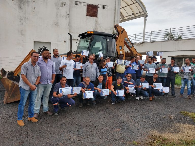 CERTIFICADOS FORAM ENTREGUES AOS ALUNOS DO CURSO DE OPERADOR DE MÁQUINAS PESADAS E NR20 – PRODUTOS INFLAMÁVEIS