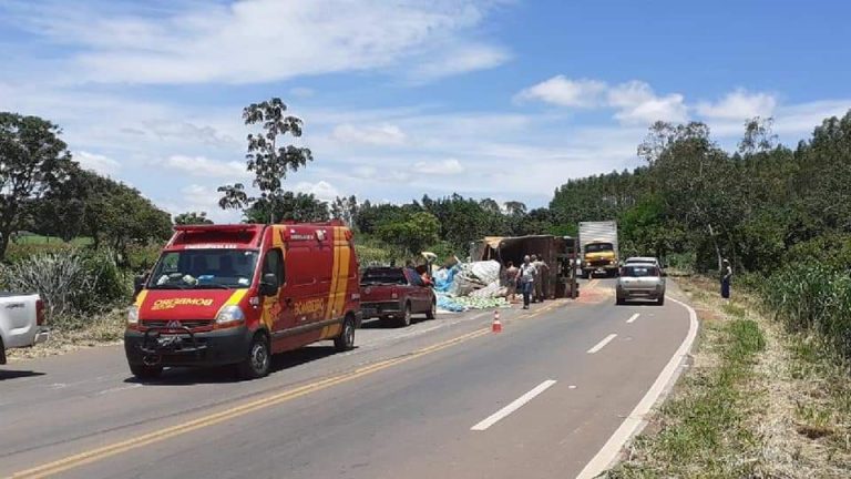 PIRES DO RIO: CARRETA CARREGADA COM GRÃOS TOMBA NA GO 330 E ATINGE VEÍCULO DE PASSEIO; MULHER FICA FERIDA