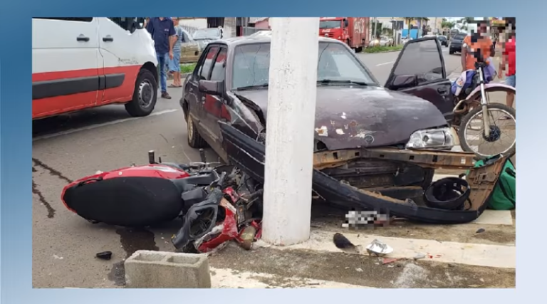 CATALÃO: CONDUTOR DE CARRO PERDE O CONTROLE E PRENSA MOTOCICLETA EM POSTE DE ILUMINAÇÃO PÚBLICA