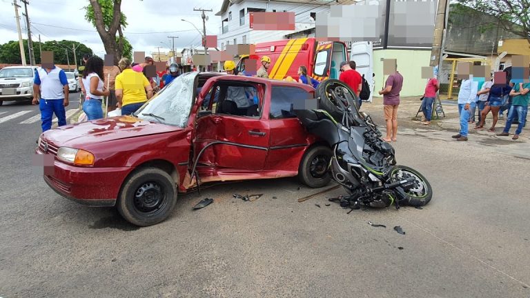 ACIDENTE DE TRÂNSITO ENTRE CARRO E MOTO EM AVENIDA MOVIMENTADA DE CATALÃO DEIXOU TRÊS PESSOAS FERIDAS