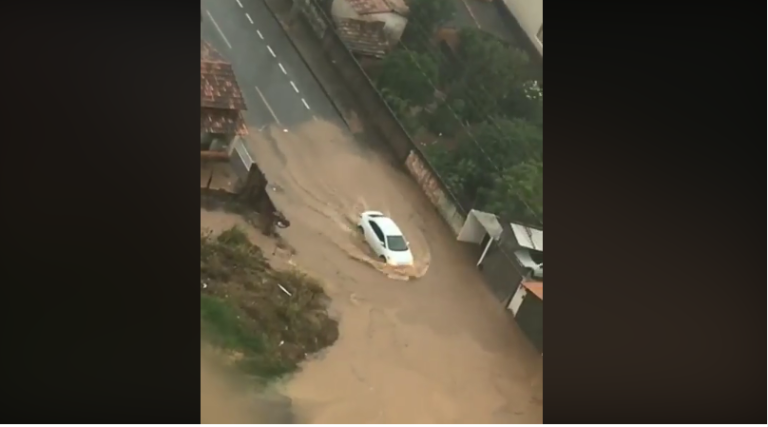 CHUVA FORTE EM CATALÃO: GRANDE VOLUME DE ÁGUA EM POUCOS MINUTOS PROVOCOU ALAGAMENTOS EM ALGUNS LOCAIS DA CIDADE