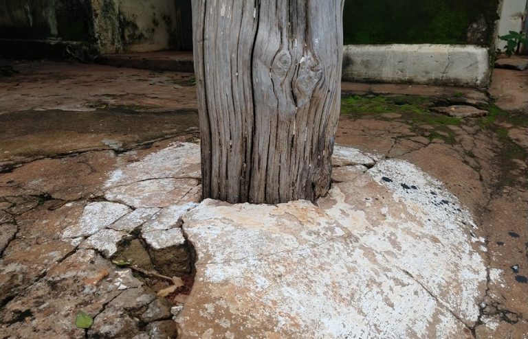 POSTE DE MADEIRA QUEBRADO EM OUVIDOR, ESTÁ PRESTES A CAIR NA CABEÇA DA POPULAÇÃO