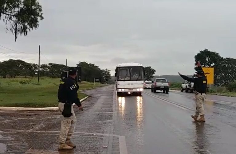 PRF ALERTA PARA RISCOS DE ACIDENTES SOB CHUVA NO PERÍODO NOTURNO