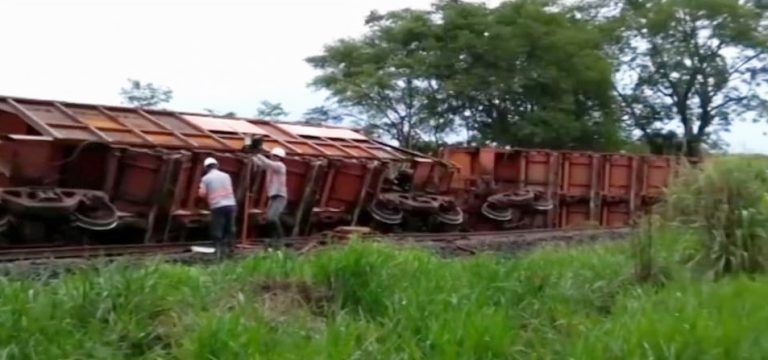 GOIANDIRA: TREM CARREGADO COM MINÉRIO TOMBA EM FERROVIA