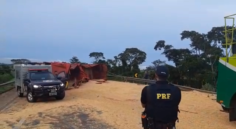 ACIDENTE NA BR 050: MOTORISTA QUE MORREU EM TOMBAMENTO NÃO USAVA CINTO DE SEGURANÇA; TRECHO DA RODOVIA FICOU INTERDITADO POR QUASE TODA MANHÃ
