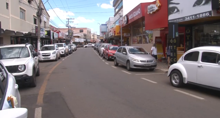 COBRANÇA POR ESTACIONAMENTO ROTATIVO NO CENTRO DE CATALÃO AINDA ESTÁ VALENDO; PREFEITURA SOLICITOU DOCUMENTOS PARA EXPLORA PARKING PARA APURAR IRREGULARIDADES