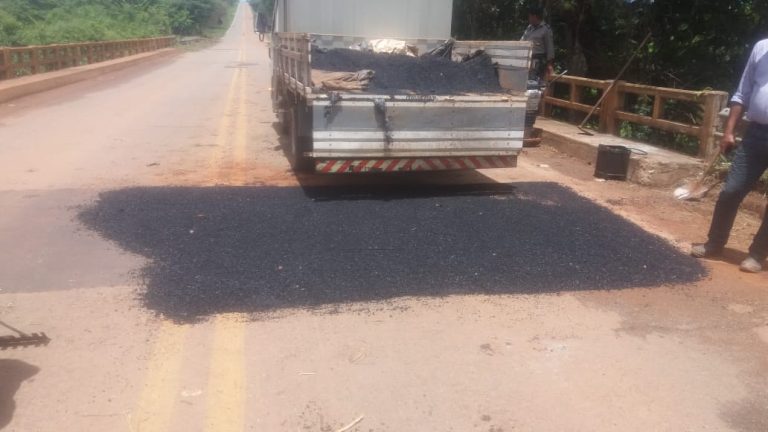 PONTE DANIFICADA NA GO 213 ENTRE IPAMERI E CAMPO ALEGRE RECEBEU MANUTENÇÃO; CABECEIRA DA PONTE HAVIA CEDIDO