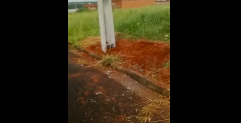 POSTE DE ILUMINAÇÃO DANIFICADO NO ALVINO ALBINO FOI SUBSTITUÍDO