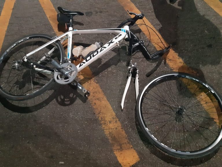 EM CATALÃO, CICLISTA FICA FERIDO AO BATER NA TRASEIRA DE CAMINHONETE AO PEGAR GARRAFINHA DE ÁGUA