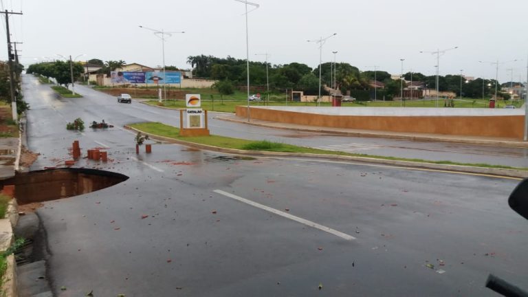 EXCESSO DE CHUVA FAZ COM QUE PARTE DE PONTE CEDA NA AVENIDA MARGON; VEJA NO BLOG DO BADIINHO, O QUE DISSE OS REPRESENTANTES DA PREFEITURA DE CATALÃO