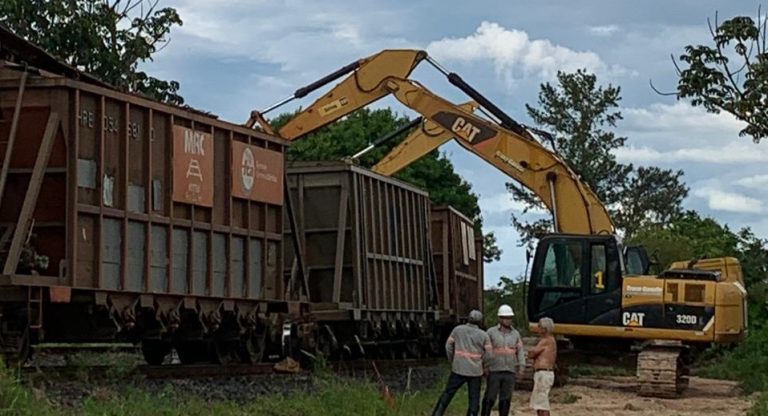 VAGÕES DE LOCOMOTIVA DE CARGA SE DESCARRILAM NA CIDADE DE GOIANDIRA