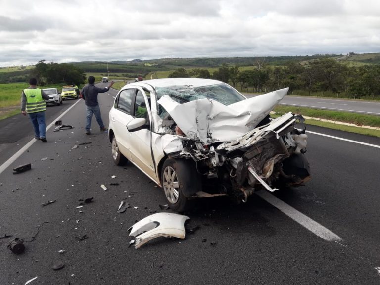 BR 050: EM CATALÃO, MOTORISTA FICA FERIDO APÓS BATER NA TRASEIRA DE CAMINHÃO CARREGADO COM MASSA ASFÁLTICA