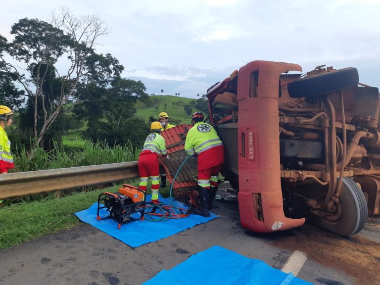 CARRETA CARREGADA COM SOJA TOMBA NA BR 050, NO MUNICÍPIO DE CUMARI; MOTORISTA MORREU NO LOCAL