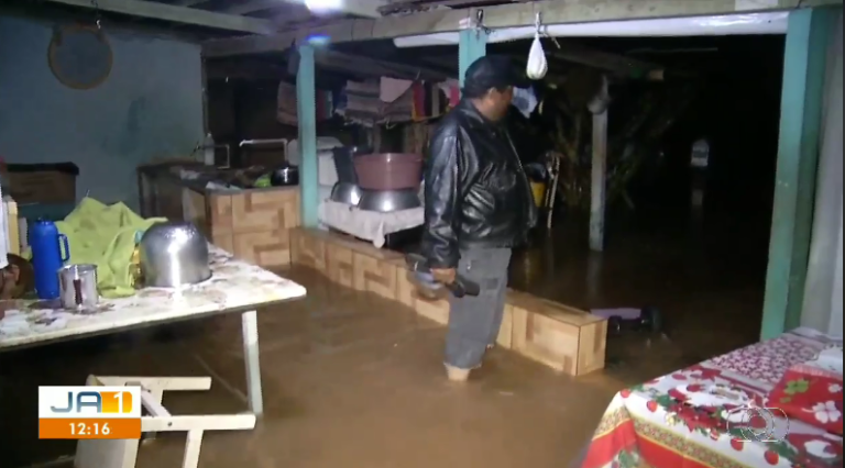 CASAS FORAM INVADIDAS PELA CHUVA; TEMPORAL FOI O MAIS SEVERO DOS ÚLTIMOS 50 ANOS