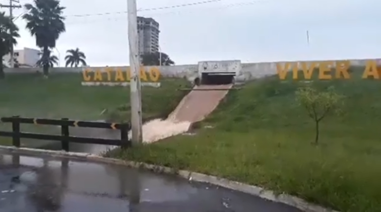 TEMPORAL: DRENAGEM ESTÁ SENDO REALIZADA NA REPRESA DO CLUBE DO POVO
