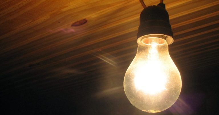 PROJETO PROÍBE COBRANÇA DE TAXA DE RELIGAÇÃO DE ENERGIA EM GOIÁS