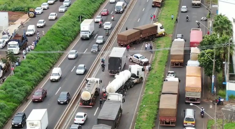 BR 050: EM UBERLÂNDIA, SEIS VEÍCULOS SE ENVOLVEM EM ACIDENTE
