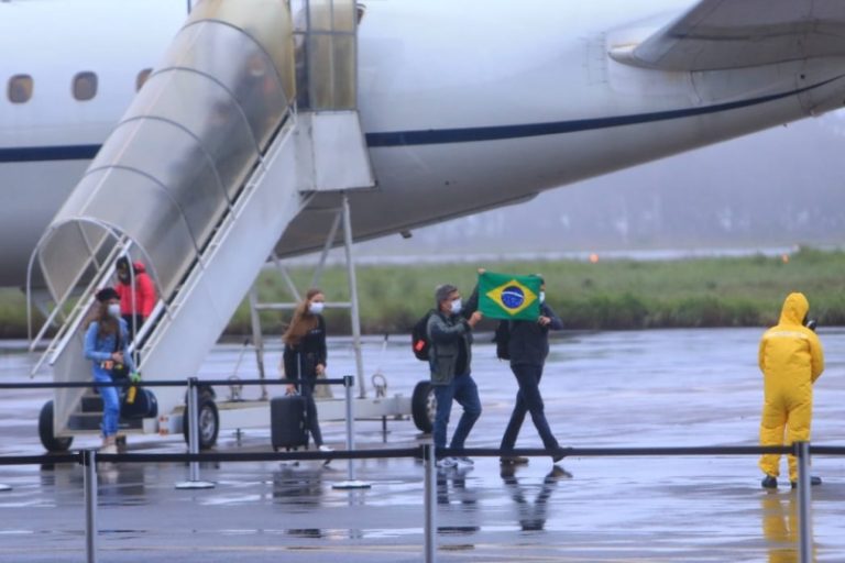 REPATRIADOS DA CHINA CHEGARAM EM ANÁPOLIS NA MANHÃ DESTE DOMINGO (09); BOLSONARO DEU BOAS VINDAS