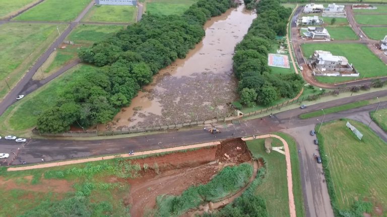 NÍVEL DA REPRESA DO RESIDENCIAL CAMPO BELO ESTÁ SENDO BAIXADA AOS POUCOS; “BARRAGEM ESTRUTURALMENTE ESTÁ BEM”, AFIRMA SECRETÁRIO DE MEIO AMBIENTE