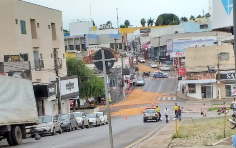 ÓLEO EM RUAS DO CENTRO DE CATALÃO PROVOCA ACIDENTES E ASSUSTA MOTORISTAS QUE FORAM PEGOS DE SURPRESA