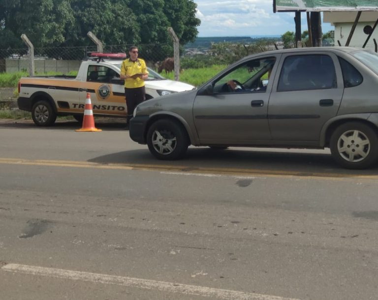 AGENTES DA SMTC FIZERAM CONTAGEM DE VEÍCULOS NA GO 330, SAÍDA PARA IPAMERI; MEDIDA É NECESSÁRIA PARA CONSTRUÇÃO DE VIADUTO E TREVO