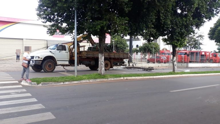CATALÃO: CAMINHÃO GUINCHO ATINGE FIAÇÃO E DERRUBA POSTE DE ILUMINAÇÃO NA AVENIDA JOSÉ MARCELINO
