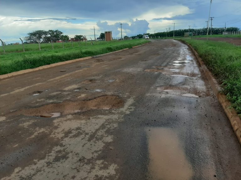 ALUNOS DO ITEGO AGUINALDO DE CAMPOS NETTO, NO DIMIC, FIZERAM MANIFESTAÇÃO PARA RECUPERAÇÃO DE ASFALTO; EM NOTA, CODEGO AFIRMA QUE RECAPEAMENTO ASFÁLTICO  SERÁ INICIADO APÓS O PERÍODO CHUVOSO