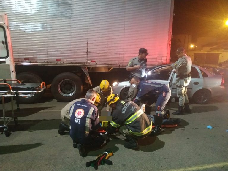 VIOLÊNCIA NO TRÂNSITO DE CATALÃO; HOMEM DE 38 ANOS FICA FERIDO AO BATER NA TRASEIRA DE UM CAMINHÃO BAÚ