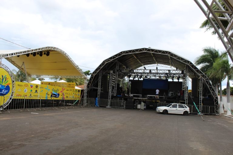 CARNAVAL 2020: SHOWS NO SAMBÓDROMO DE TRÊS RANCHOS COMEÇAM NESTE SÁBADO; CIDADE COMEÇOU A RECEBER FOLIÕES NA SEXTA-FEIRA (21)