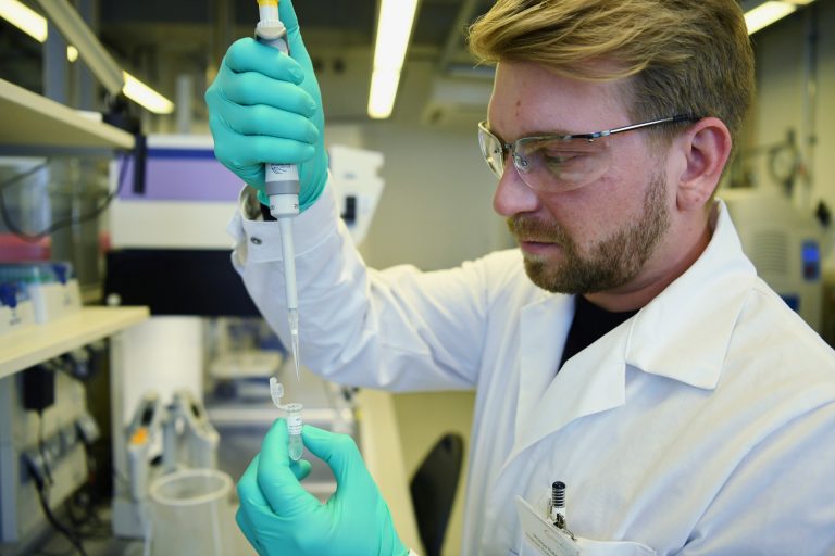 VACINA CONTRA O NOVO CORONAVÍRUS COMEÇA A SER TESTADA EM HUMANOS