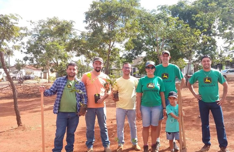 AÇÃO VOLUNTÁRIA PROMOVEU PLANTIO DE ÁRVORES NO DINO’S PARQUE ECOLÓGICO, NO BAIRRO ELDORADO
