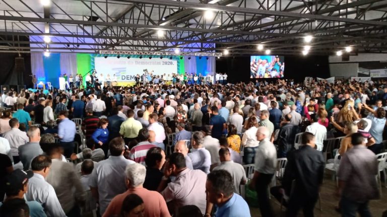 DEM FILIA 14 PREFEITOS E PROMETE CHAPAS COMPETITIVAS EM GOIÁS