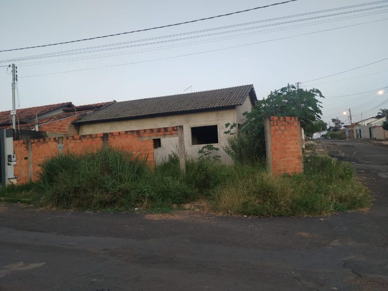 QUERO VER NO BLOG: MORADOR DA RUA MACAPÁ, NO JARDIM PARAÍSO, RECLAMA DE CONSTRUÇÃO ABANDONADA; MATO ALTO, ANIMAIS PEÇONHENTOS, USUÁRIOS DE DROGA, E FOCOS DE DENGUE, PREOCUPAM VIZINHANÇA